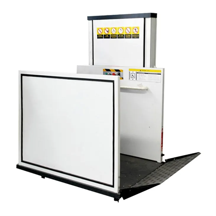 車椅子と無効なプラットフォームリフト